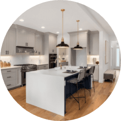 モダンで清潔感のあるアイランドキッチンの写真、白とグレーを基調にしたインテリア