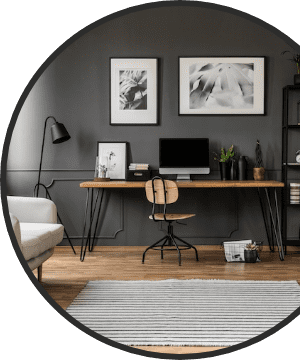 ダークグレーの壁と木製デスクが調和した、シックでモダンなホームオフィス